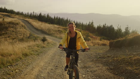 Frau-Mit-Dem-Fahrrad-Fährt-Auf-Dem-Weg.-Radfahrerin-Trainiert-In-Der-Landschaft