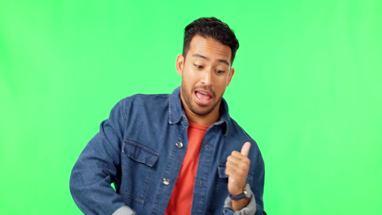 행복, 춤과 녹색 스크린에 남자의 얼굴