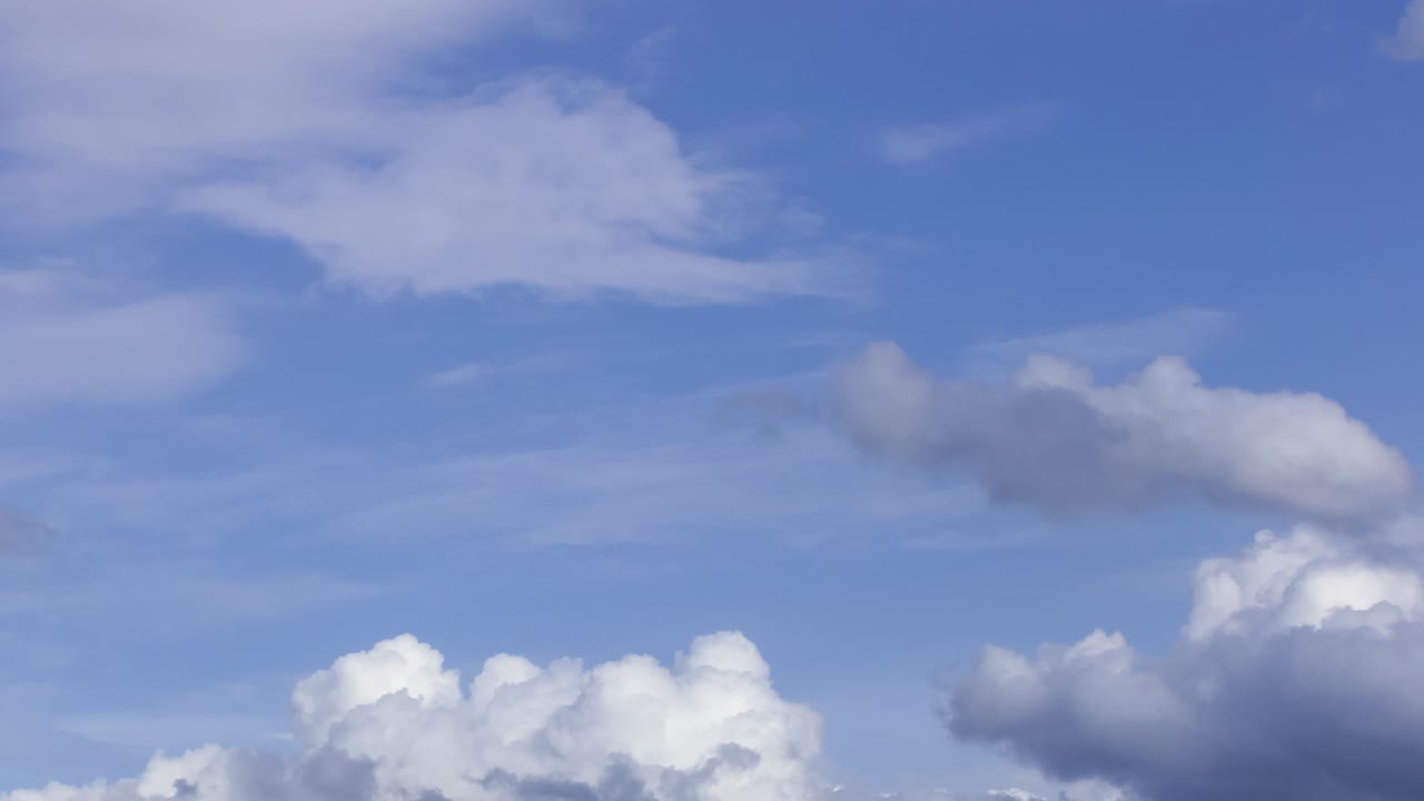 하늘에서 움직이는 루프 구름