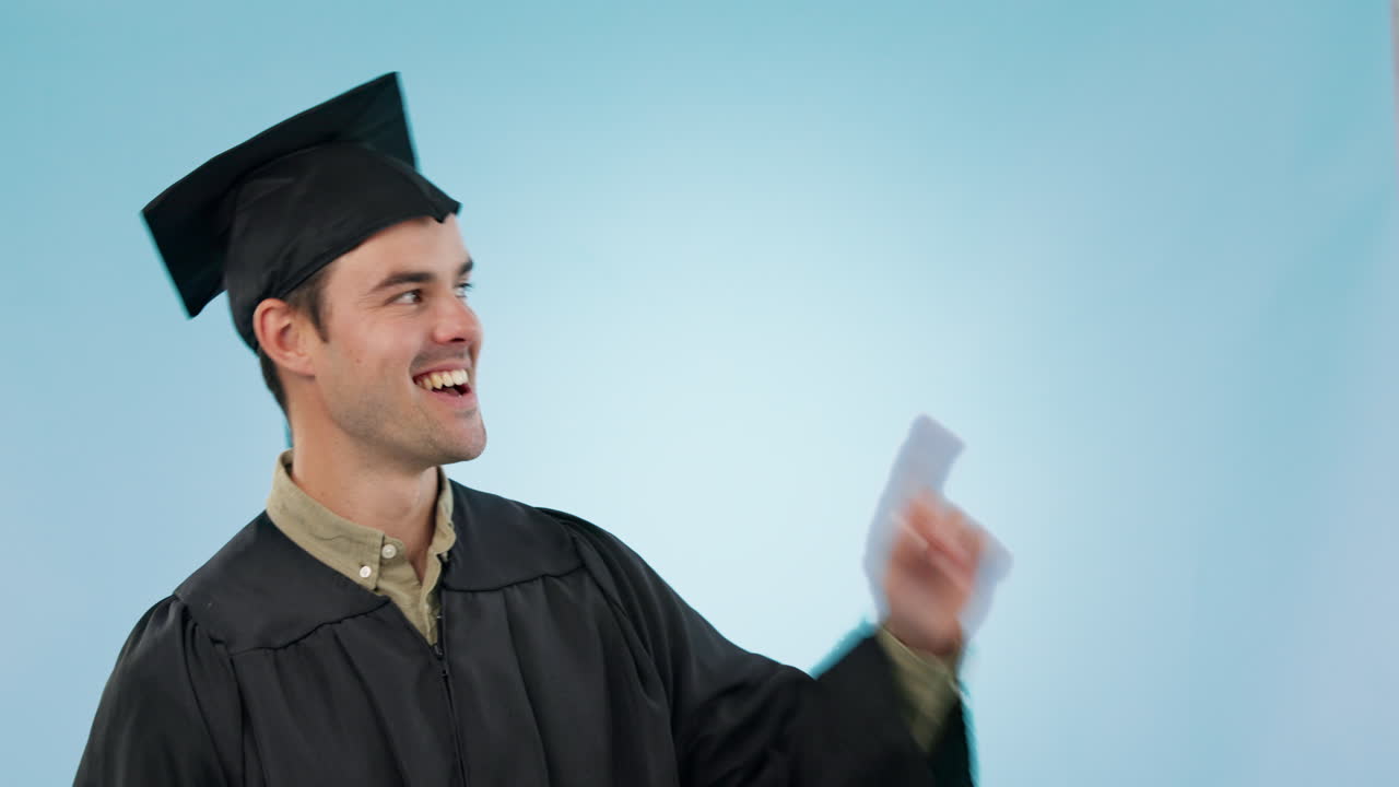 hombre feliz, estudiante de estudio y graduado señalando