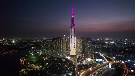 antena en órbita hermosa y moderna construcción de rascacielos 81 en la ciudad de ho chi minh vietnam por la noche