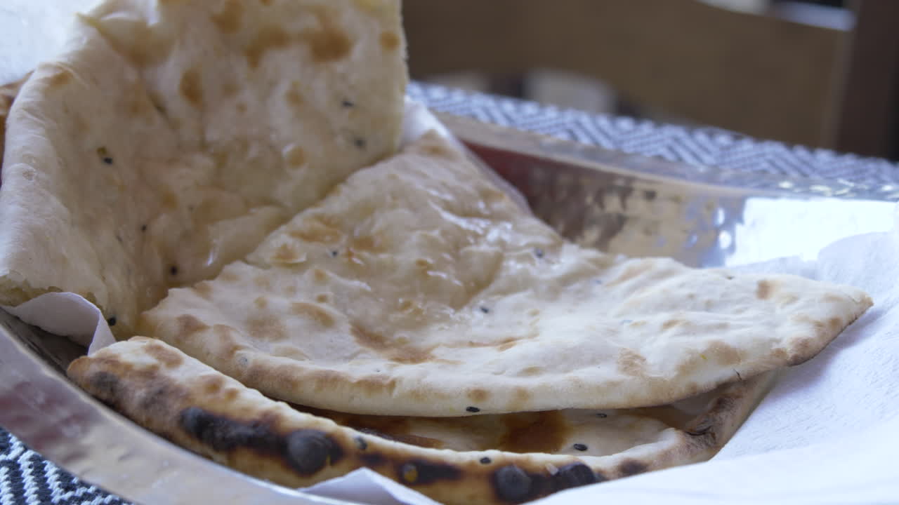 slowmore cerca de pan naan en un restaurante indio