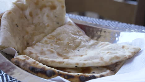 slowmore cerca de pan naan en un restaurante indio