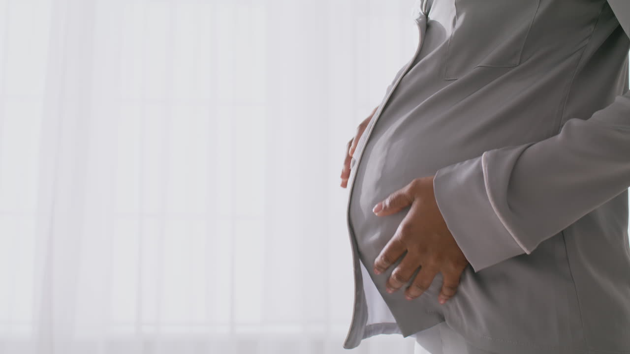 임신 한 여자는 그녀의 아랫 배를 만지고