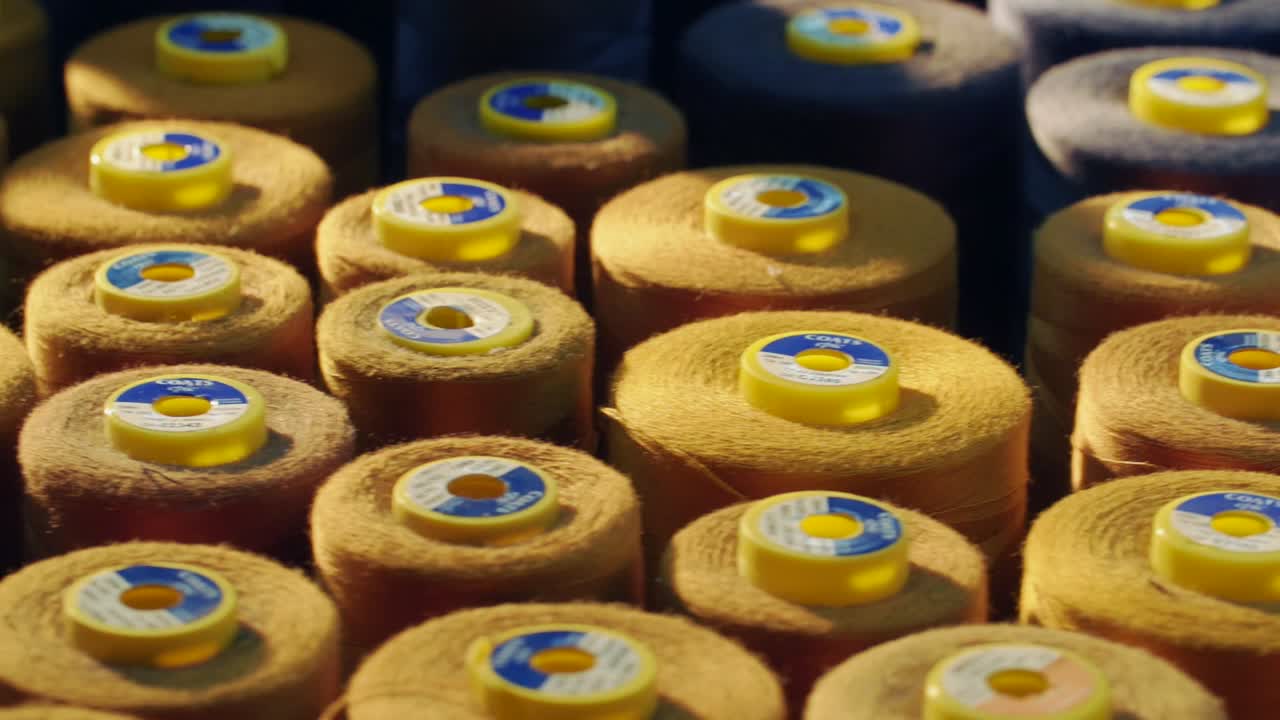 primer plano del carrete de hilo