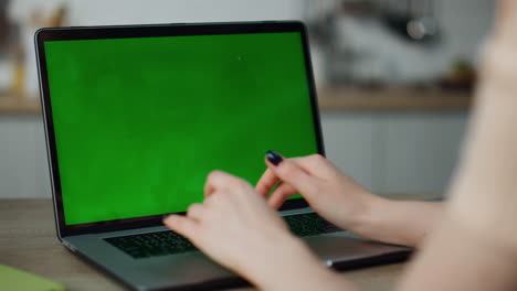 Mujer-Escribiendo-Portátil-Con-Pantalla-Verde-De-Cerca.-Mujer-De-Negocios,-Utilizar,-Chroma-Key,-Gadget