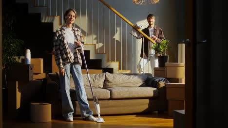 pareja mudándose y limpiando un nuevo hogar