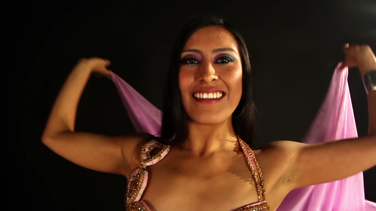 mujer bailando lentamente 10