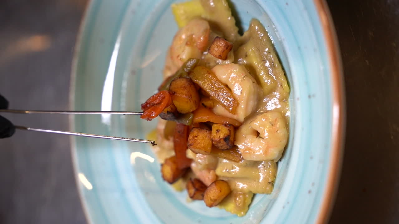 Piatto di ravioli con gamberi in panna acida