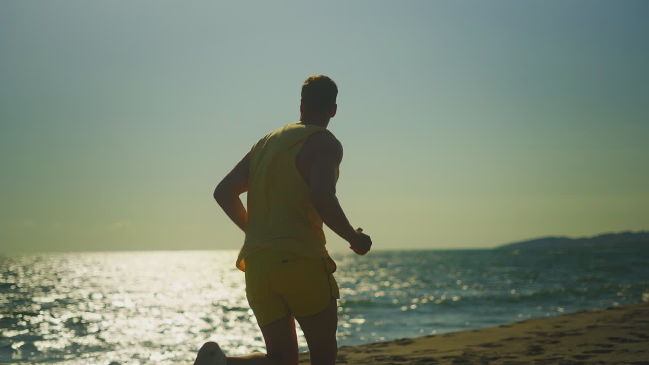 해변에서 달리는 남자