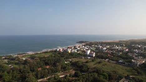 Toma-Aérea-De-La-Costa-De-La-Playa-Durante-La-Puesta-De-Sol