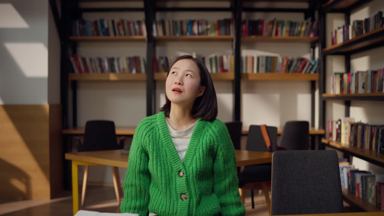 도서관 에 있는 여자