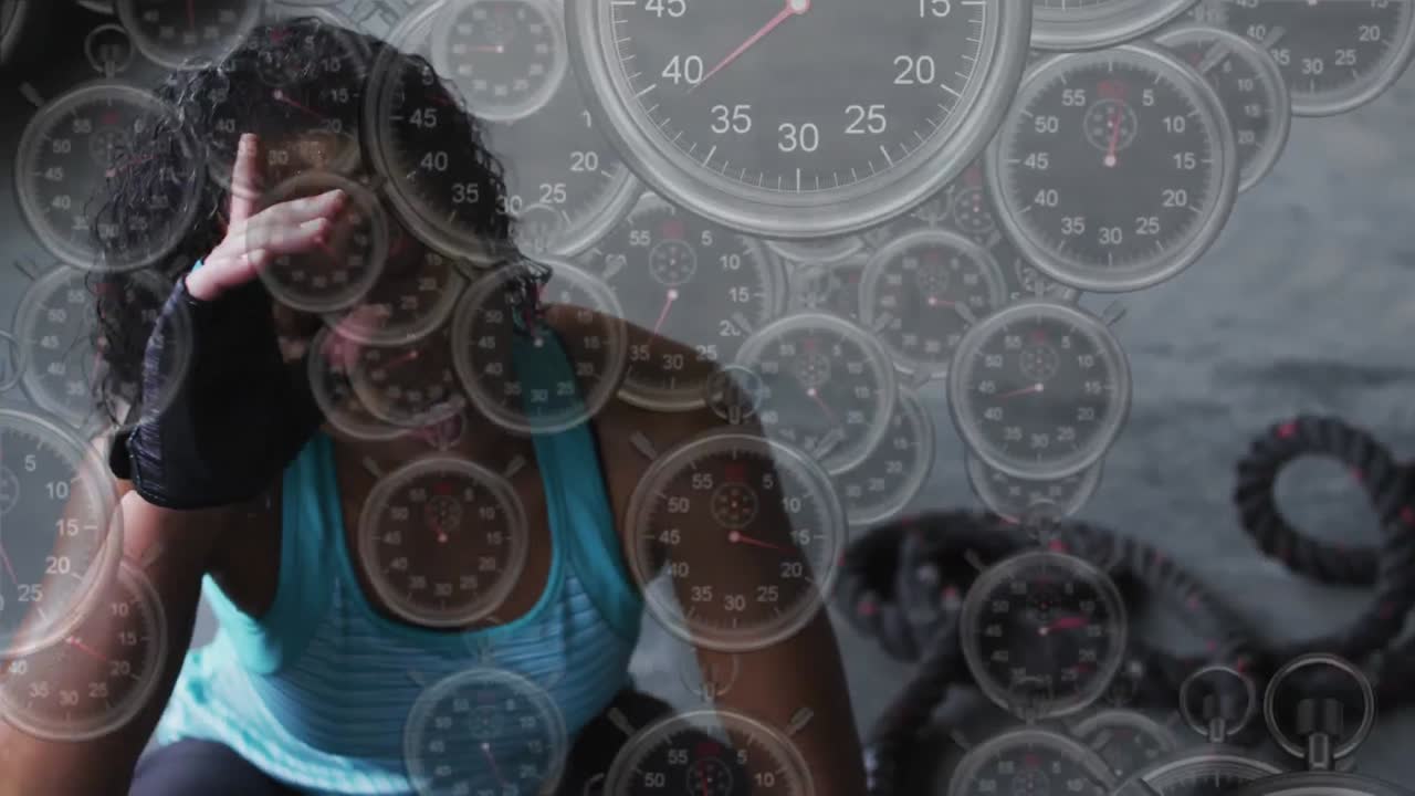 animación de cronómetros cayendo sobre una mujer limpiándose la frente