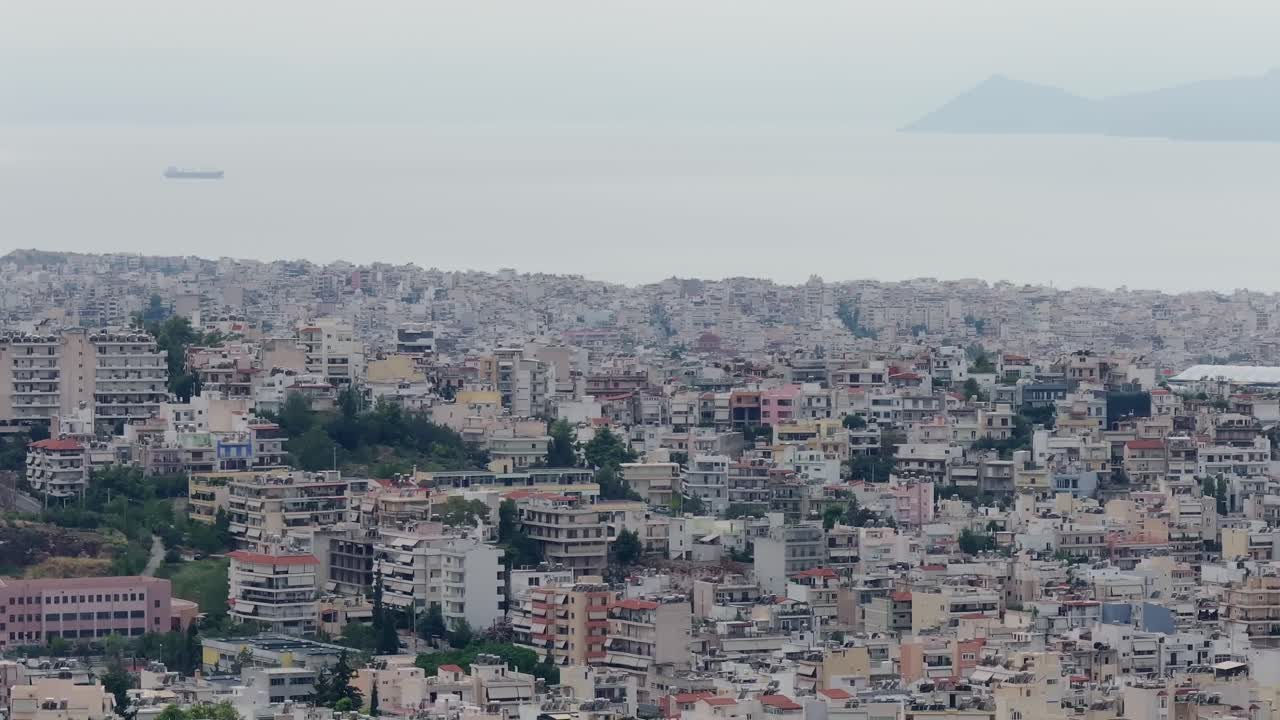 아테네, 건물 및 바다 전망의 드론 항공 영상