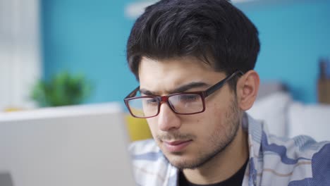 Un-Joven-Serio-Y-Enfocado-Trabajando-En-Una-Computadora-Portátil.