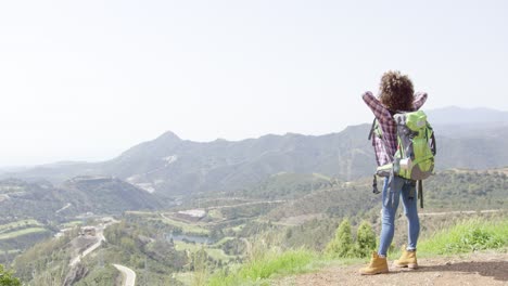 turista feliz en la cumbre