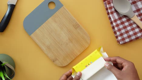 persona que prepara mantequilla en una cocina