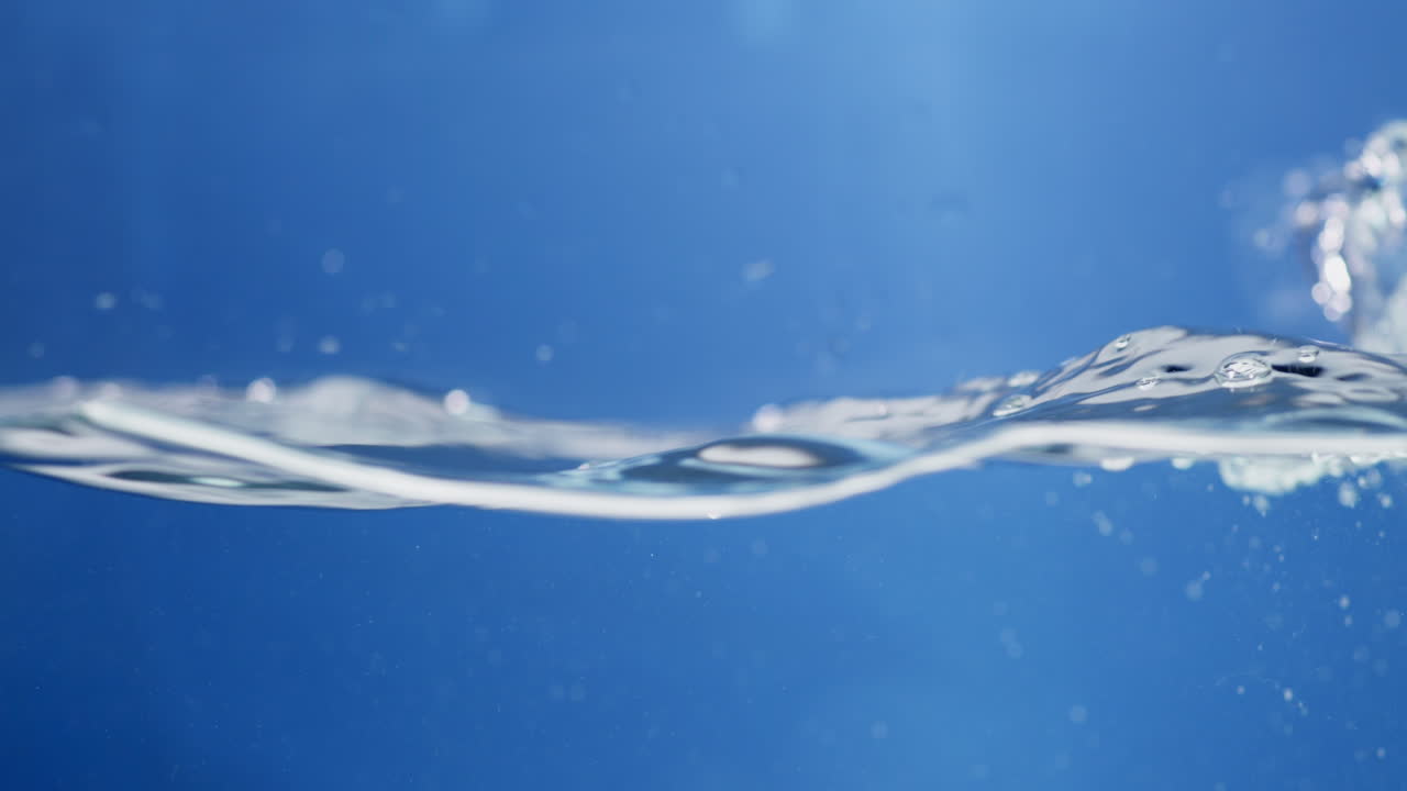 신선한 물, 깨한 물방울이 느린 동작으로 캐스케이딩합니다.