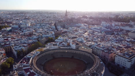 Antena-Sobre-La-Plaza-De-Toros-De-La-Maestranza-Con-La-Catedral-De-Sevilla-Al-Fondo