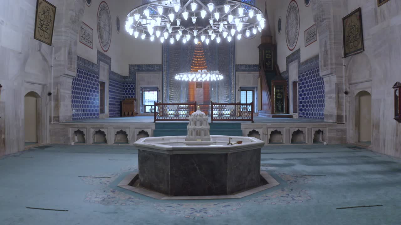 터키 부르사에 있는 녹색 모스크 (green mosque) 는 14세기에 지어졌다.