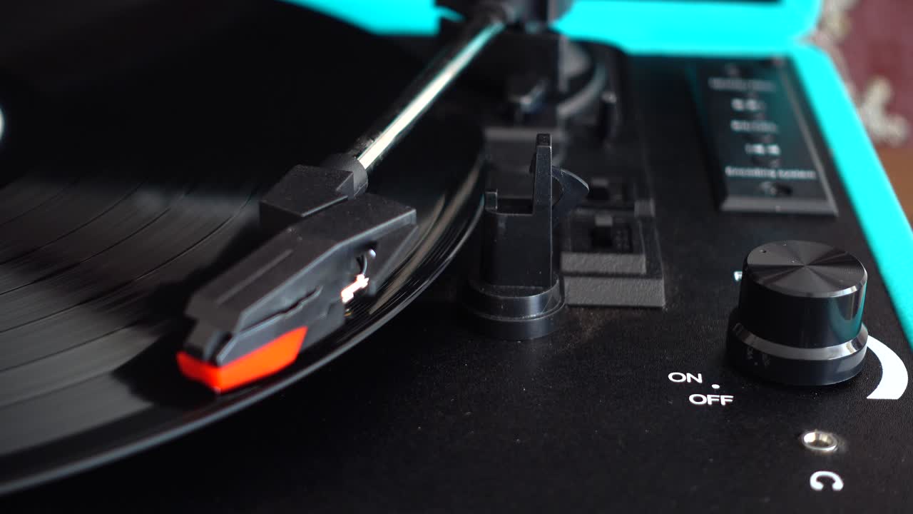 Platespiller. Nål på en vinylplate.