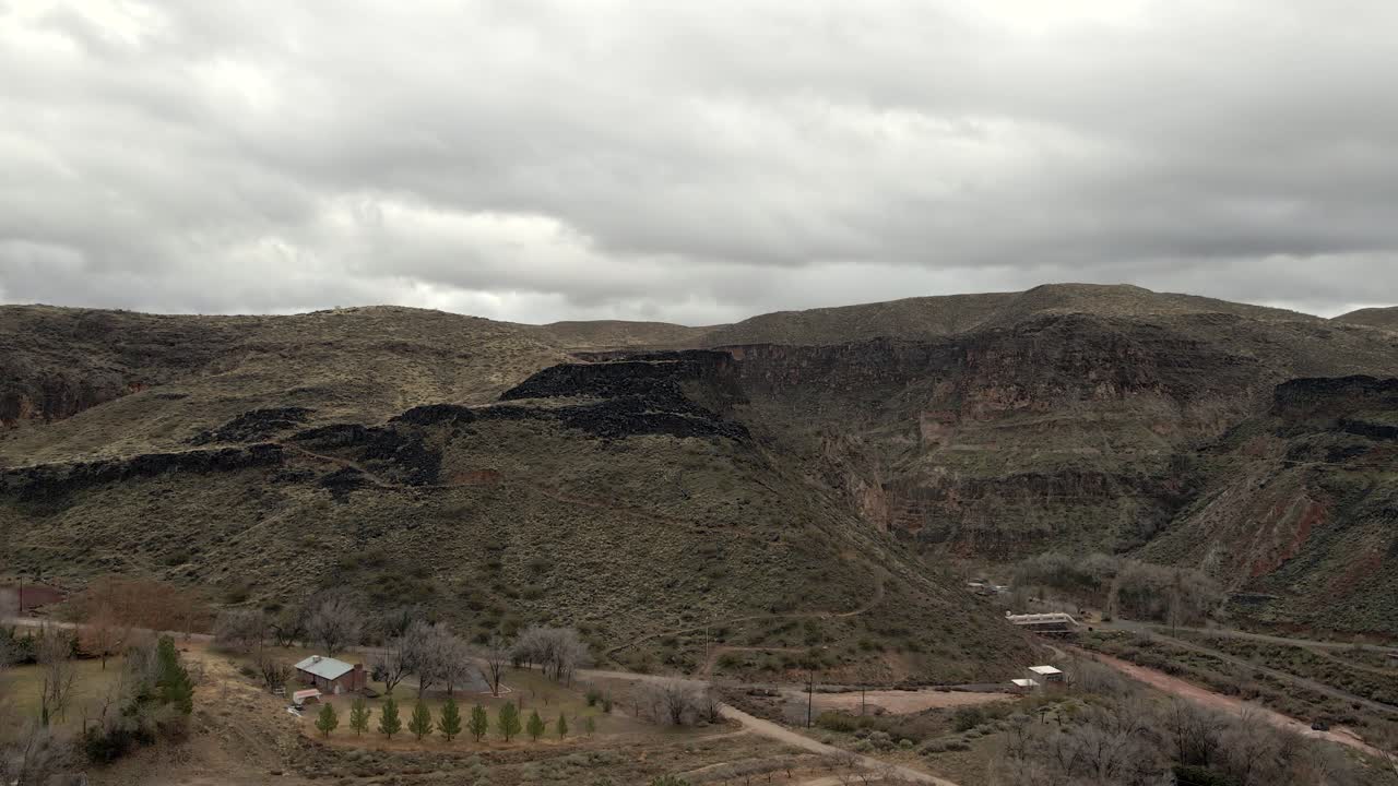 terreno accidentado del sur de utah con cerros y gargantas cerca de hurricane, la verkin y touquerville - antena