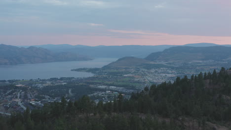 vista del oeste de kelowna y el lago okanagan desde la parte superior de la antena del monte boucherie