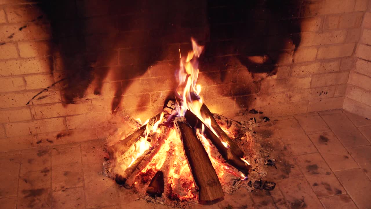 fuego ardiendo en una chimenea de ladrillo