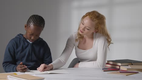 garçon sur le spectre asd aidé ou évalué par une enseignante ou un psychologue scolaire