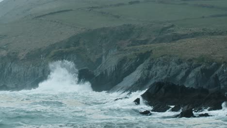 Ozean-waves-crashing-against-the-shore-on-a-cloudy-day