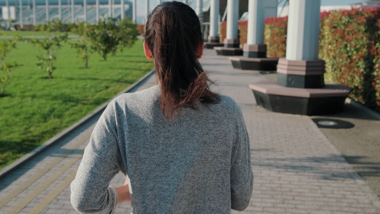 공원에서 실행하는 여자