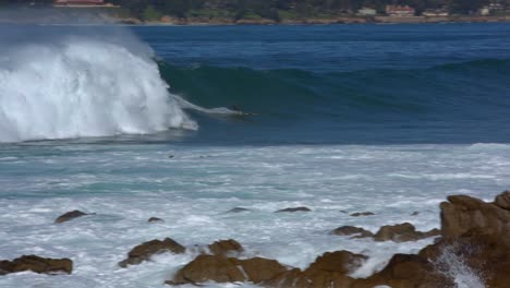 surfista montando grandes olas en carmel beach pebble