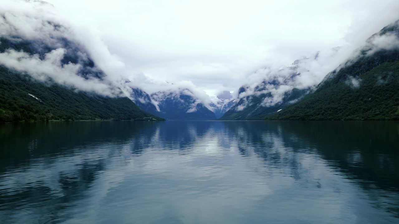 la hermosa naturaleza de noruega el lago lovatnet.