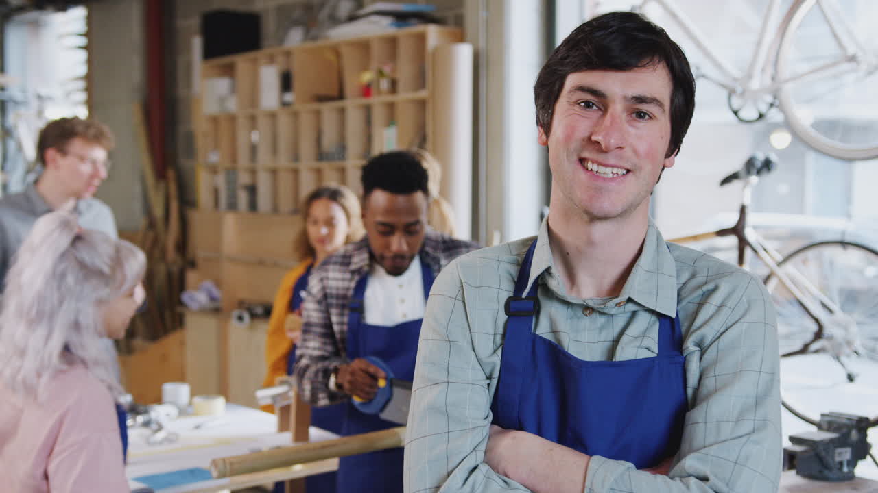 retrato de un hombre propietario de una pequeña empresa en un taller de ensamblaje de bicicletas de bambú hechas a mano