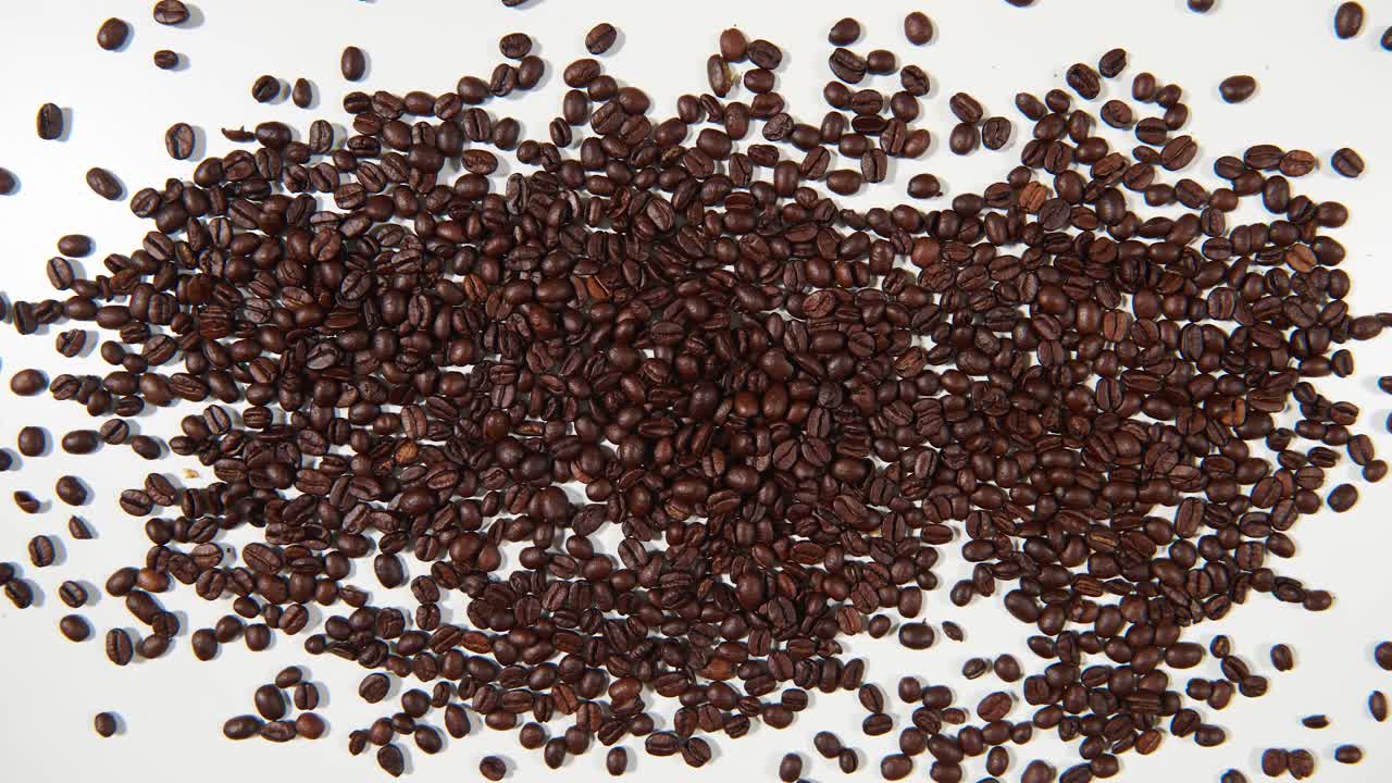 Cuore di chicchi di caffè tostati