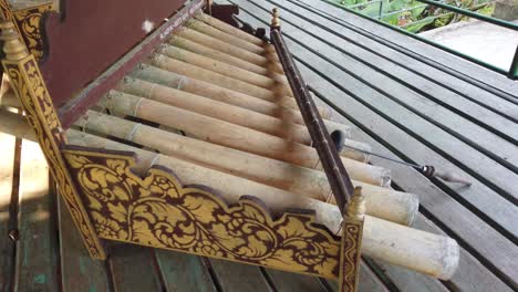 rindik, un instrumento de gamelan hecho de bambú, música dulce de bali indonesia