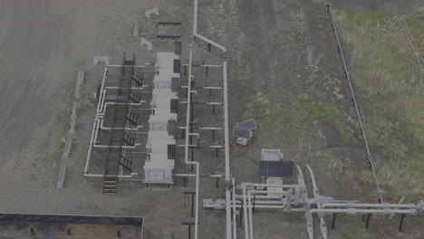 imágenes de drones capturando una estación de bombeo integral a la red de oleoductos que atraviesa los paisajes remotos del norte de la columbia británica.