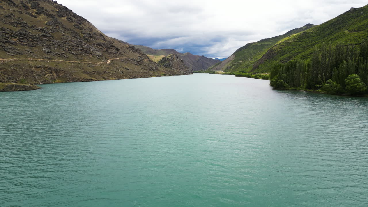 산으로 둘러싸인 뉴질랜드 호수 물의 아름다움, 공중 드론 보기