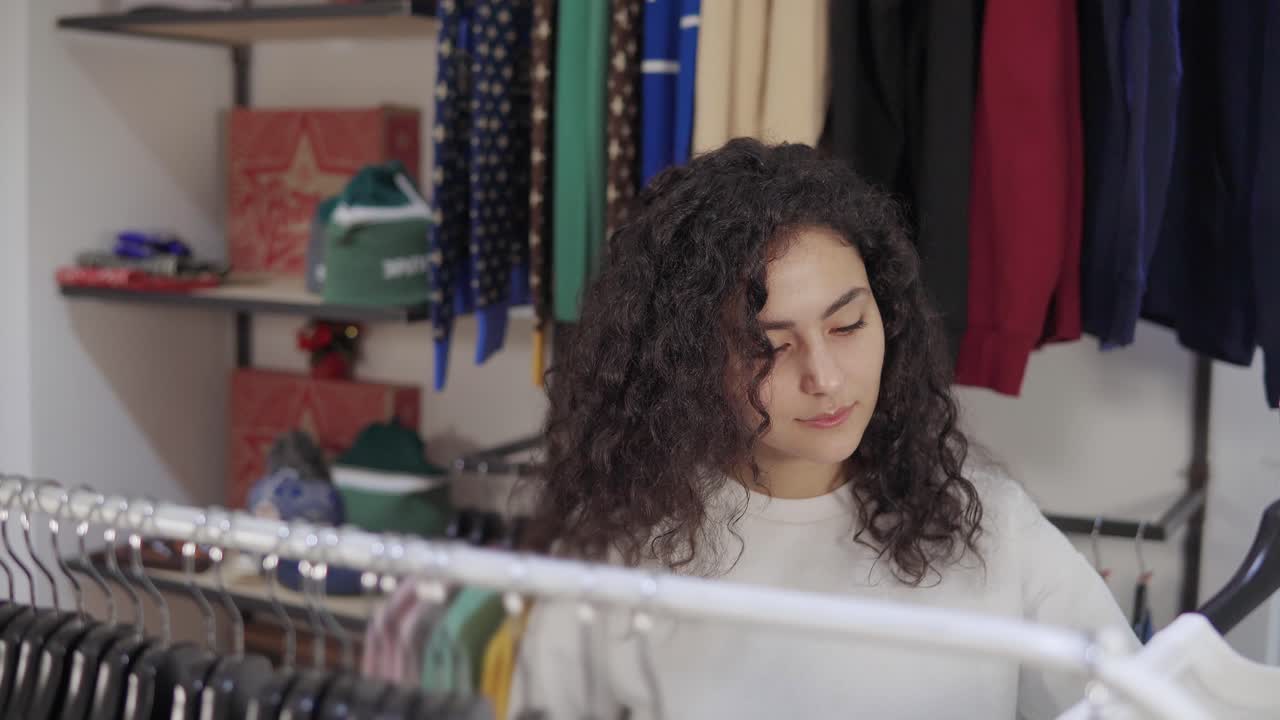 mujer comprando ropa en una tienda de ropa