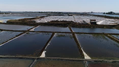 Vista-Aérea-De-La-Laguna-De-Producción-De-Sal