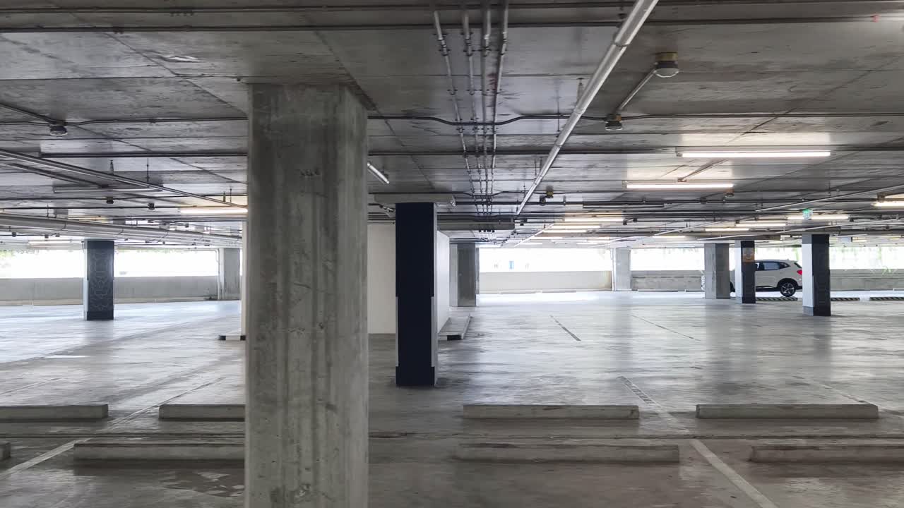 estacionamiento subterráneo vacío