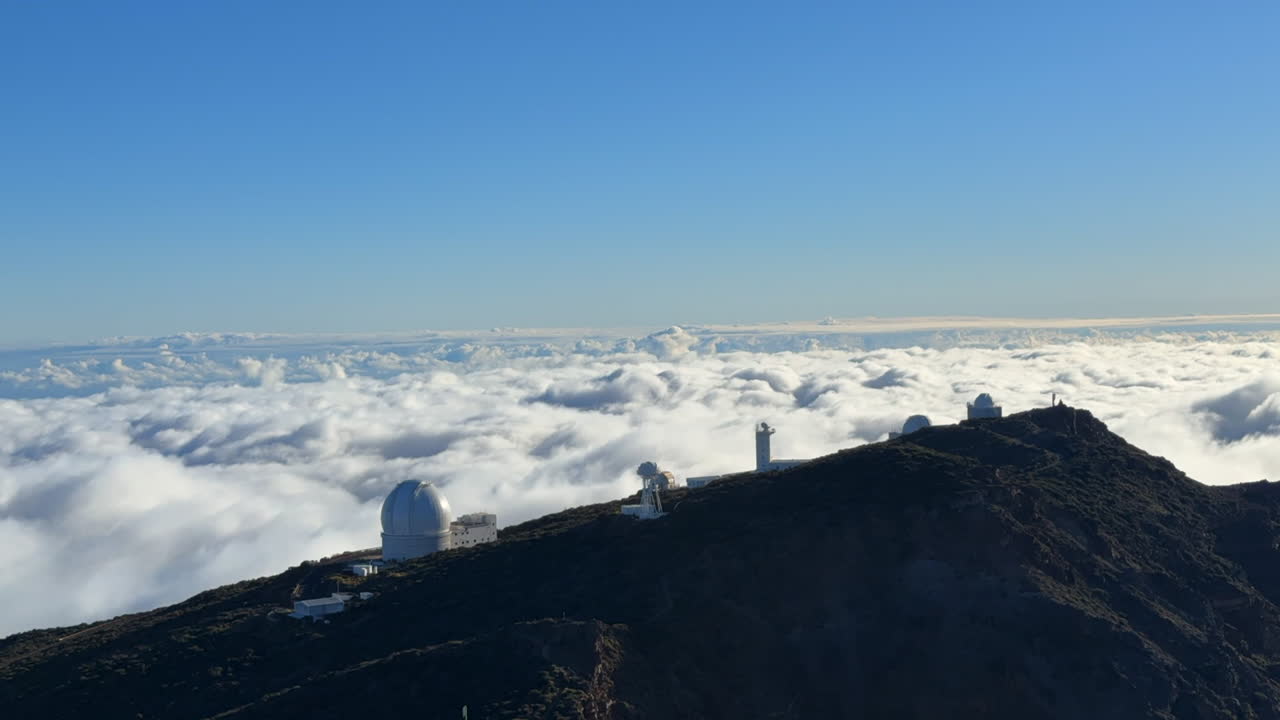 라팔마 섬에 있는 로케 데 로스 무차초스 천문대 (roca de los muchachos observatory) 의 타임스, 은 날에 움직이는 큰 구름과 함께