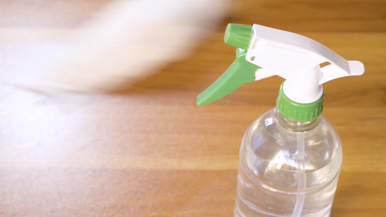 salpicar alcohol sobre la mesa y desinfectar para eliminar gérmenes y bacterias