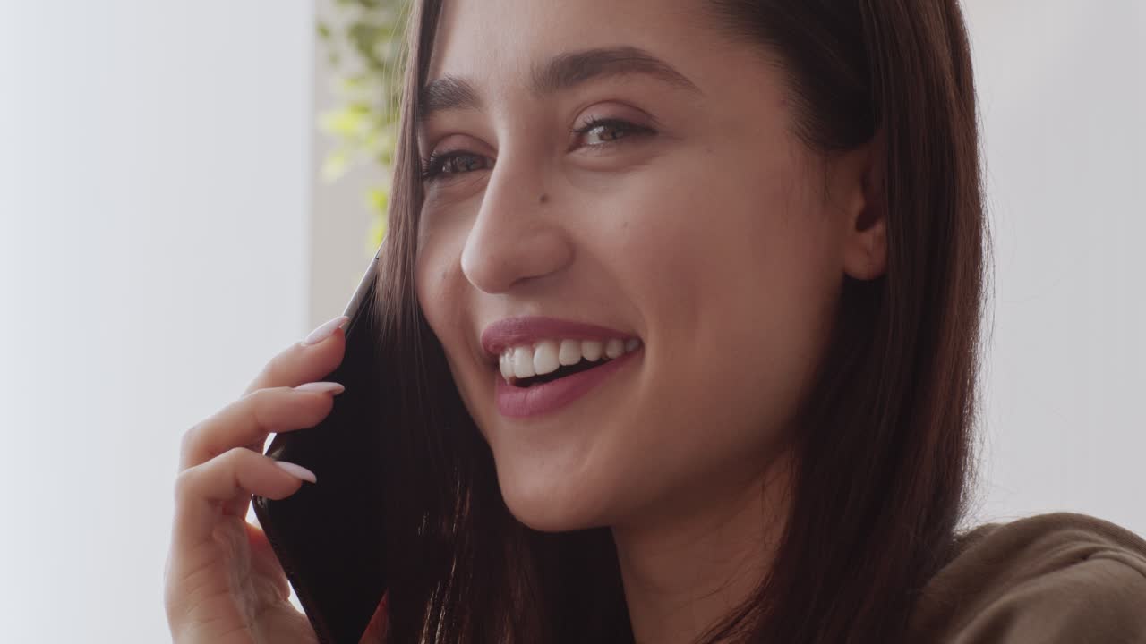 mujer hablando por teléfono