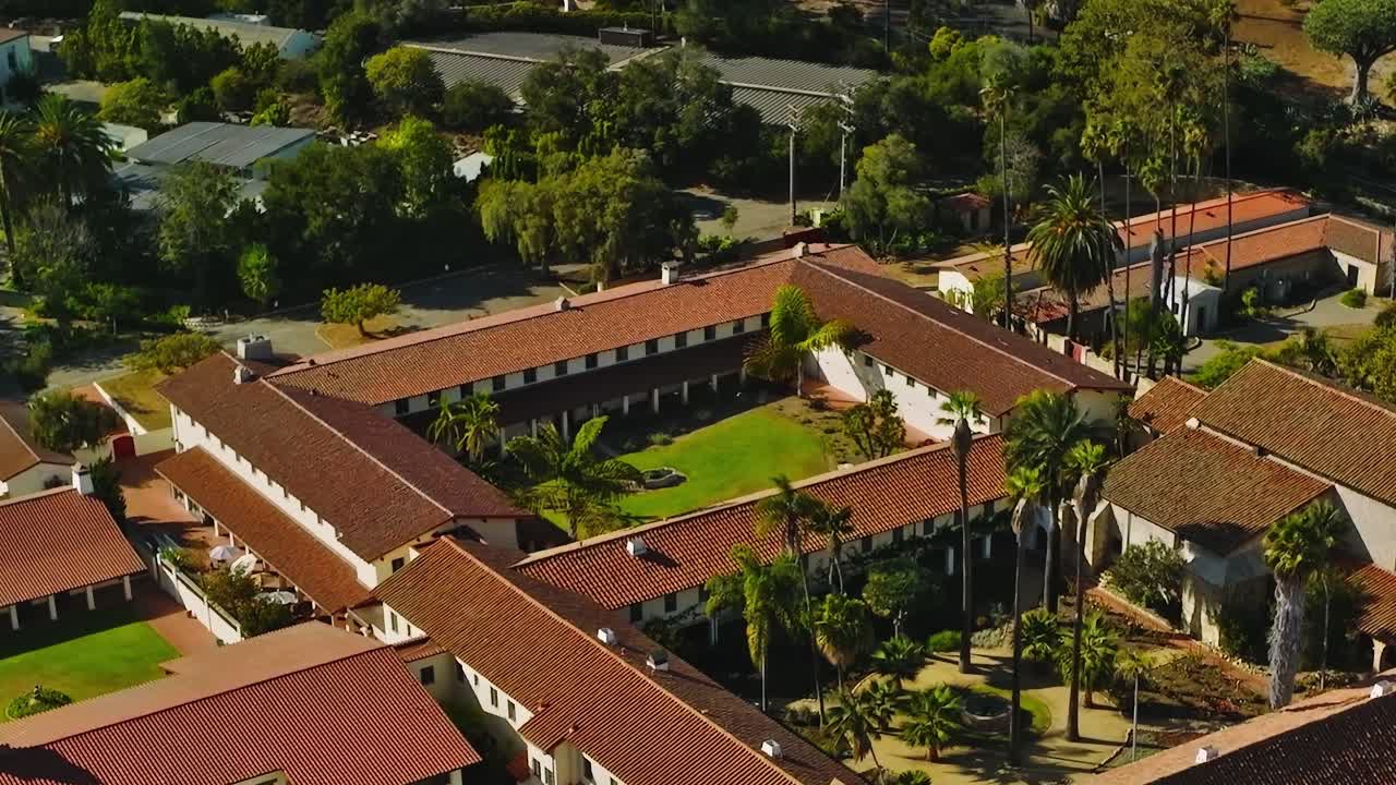 Vista de un patio en Santa Bárbara, California con palmeras y edificios