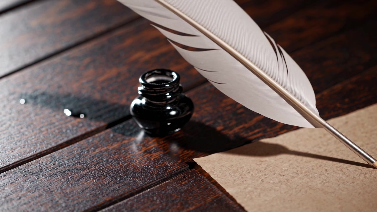 Pluma de ave y tintero sobre un escritorio de madera con papel pergamino