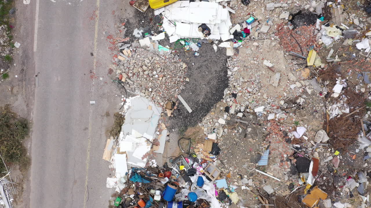 montones de basura montón de basura vertido ilegal en una carretera vista aérea de arriba hacia abajo