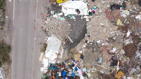 montones de basura montón de basura vertido ilegal en una carretera vista aérea de arriba hacia abajo