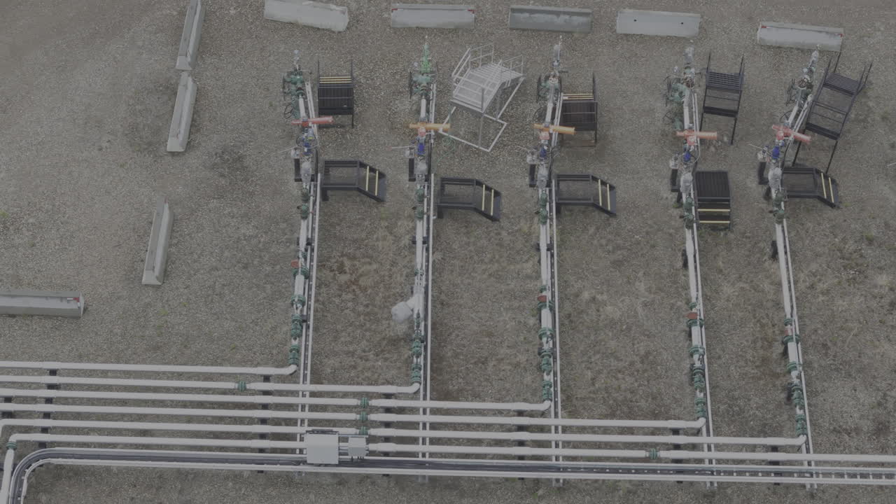 imágenes aéreas cautivadoras que revelan la extensión de tuberías industriales y estaciones de bombeo en medio del terreno del norte de bc.