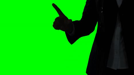 mujer de negocios fingiendo usar una pantalla invisible